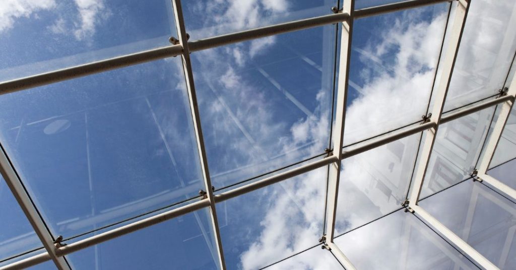 Quando Substituir Vidros Antigos em Sorocaba: Confira 4 Dicas cobertura de vidro em Sorocaba